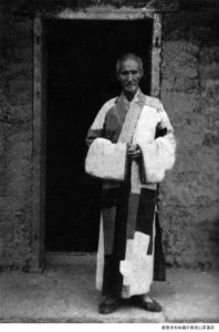 真如禅寺 云居山 Master Empty Cloud out side his Cow Shed home.